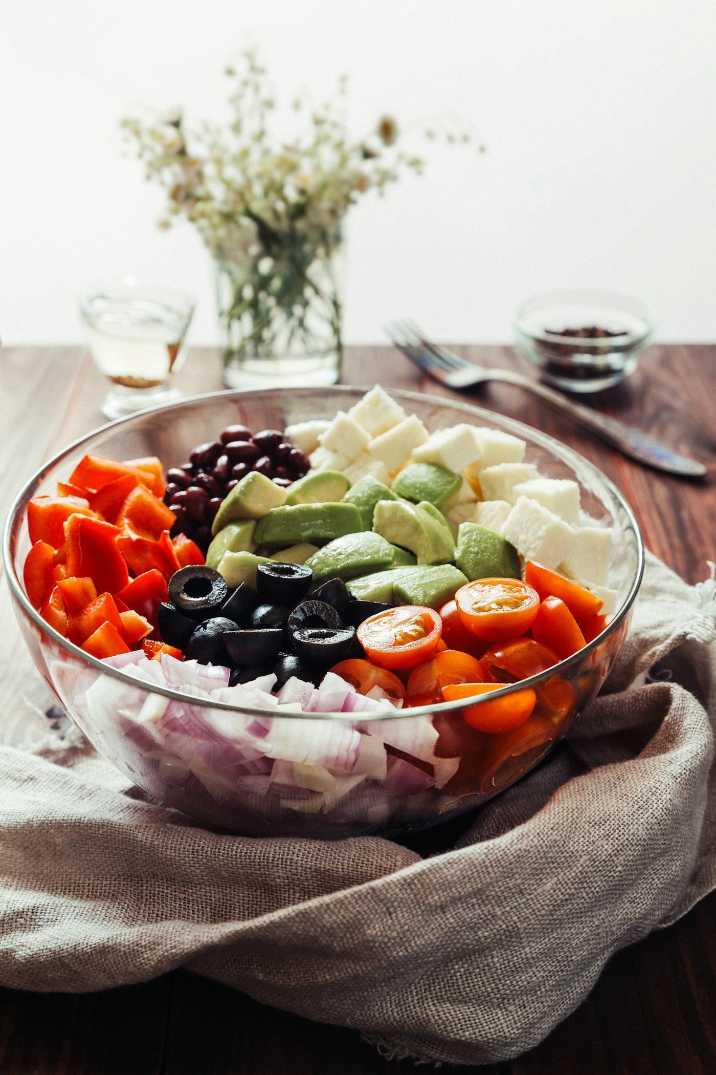 Taze sebze ve avokadodan hazırlanmış renkli bir salata